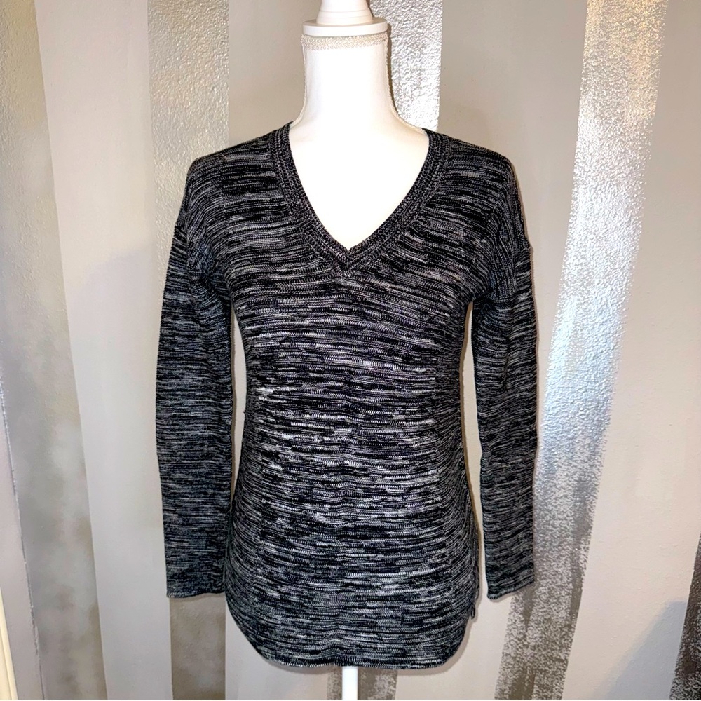 Ellen Tracy Women’s Black White Marbled V-Neck Long sleeve Sweater Casual